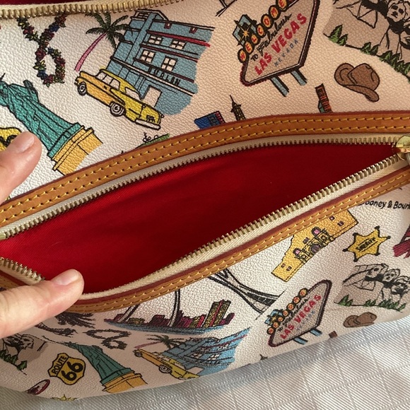Dooney Bourke Americana landscapes purse gateway arch, Las Vegas landmarks - Picture 9 of 16